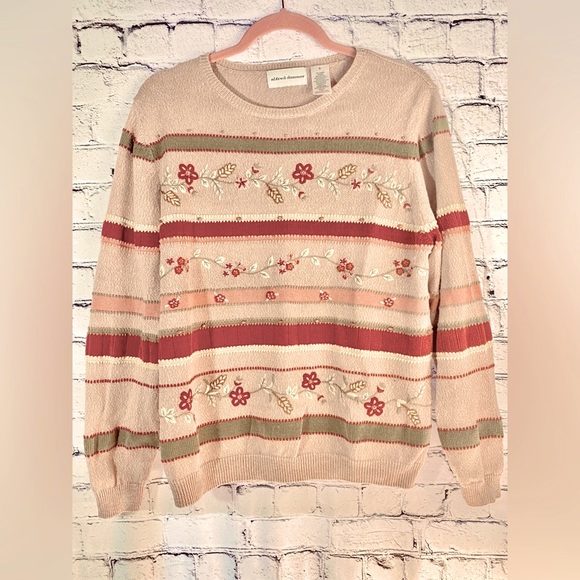 ***SOLD*** Vintage embroidered sweater - Picture 3 of 6